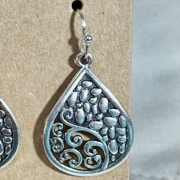 2/$20 Silver tone water droplet 1/2 filigree & 1/2 pebbled hook earrings NWOT - Picture 4 of 11